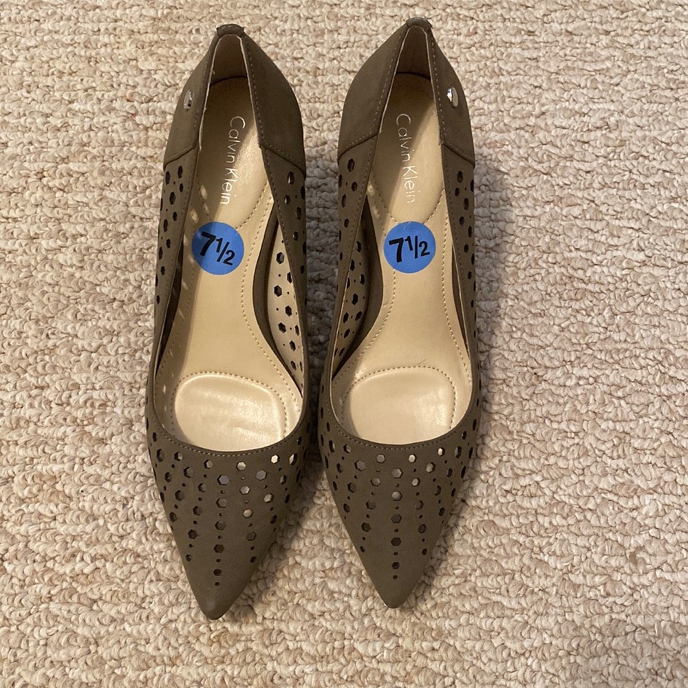 Brand new Calvin Klein olive green pumps 7.5